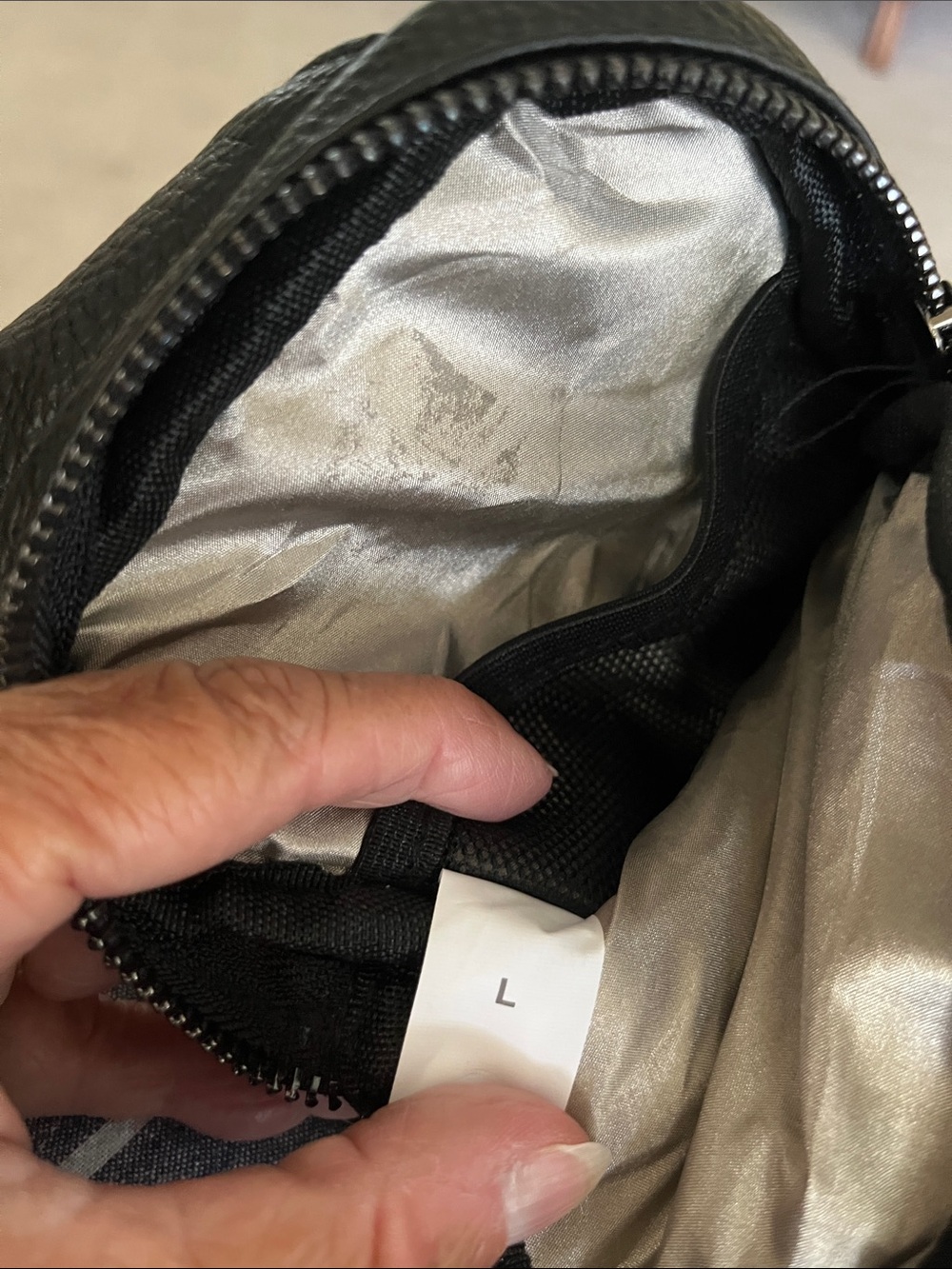 Concept Global leather travel sling bag.
RFID blocking. Anti-theft zipper locks - Picture 7 of 7